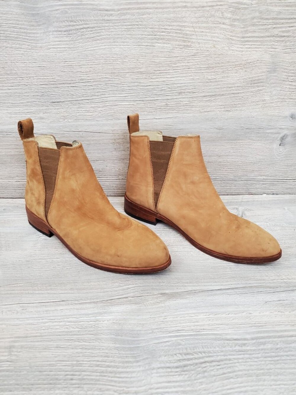 Nisolo Chelsea boot in sand brown leather